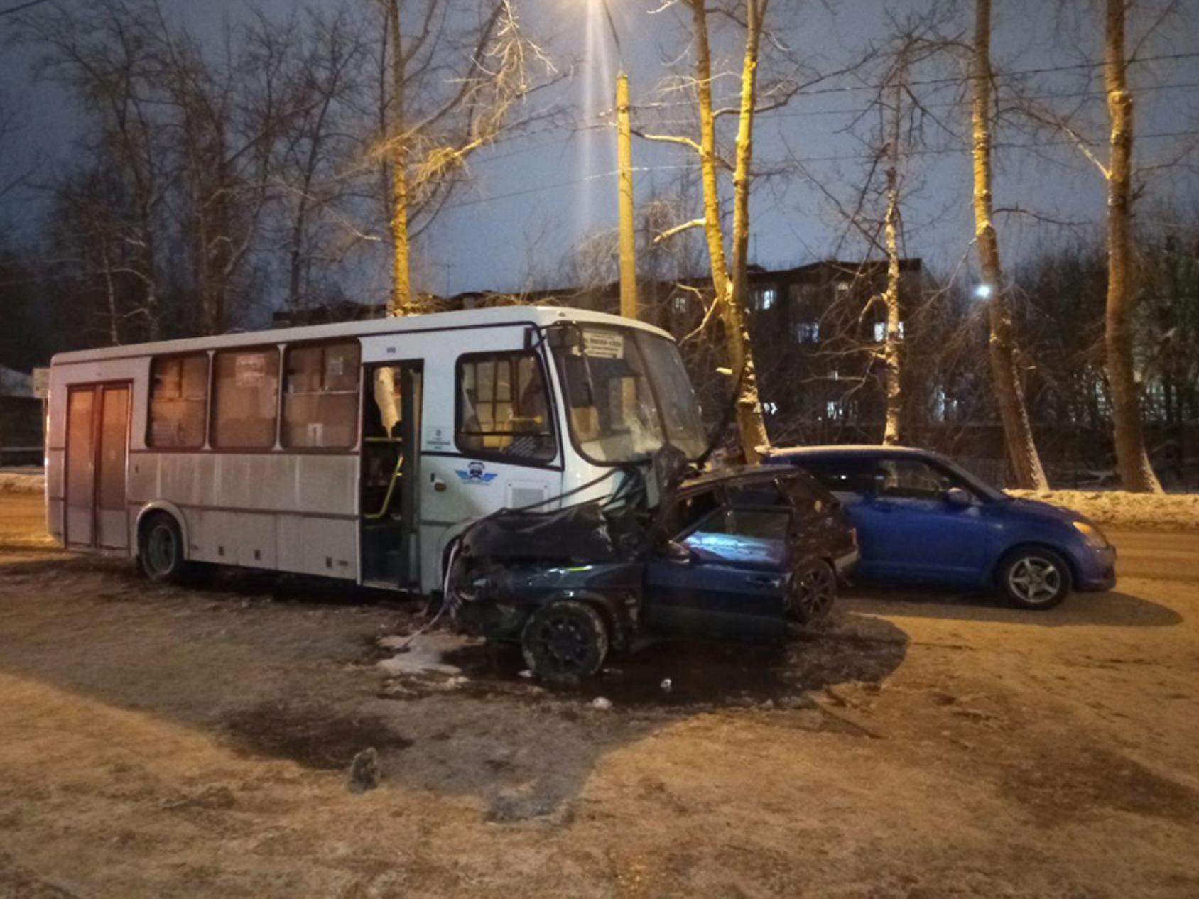 В Северодвинске в аварии с участием пассажирского автобуса пострадали шесть  человек