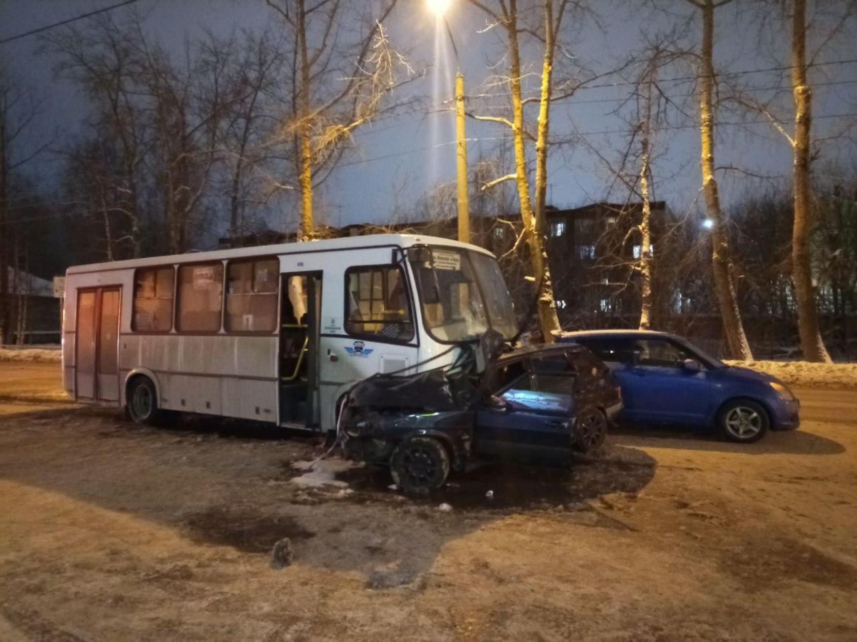 Водитель «ВАЗа», устроивший аварию в Северодвинске, погиб в машине «скорой  помощи»