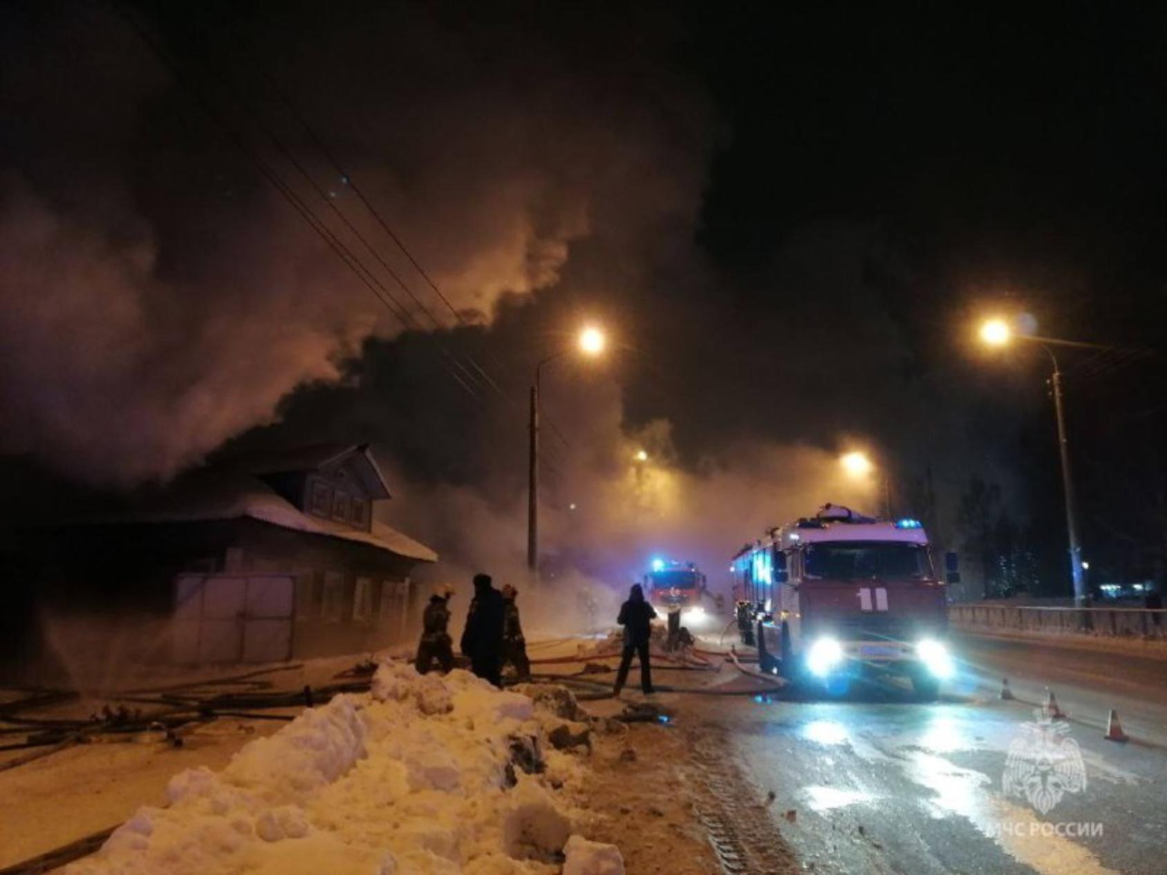 В Архангельске перекрыли Ленинградский проспект, чтобы потушить пожар в  частном доме