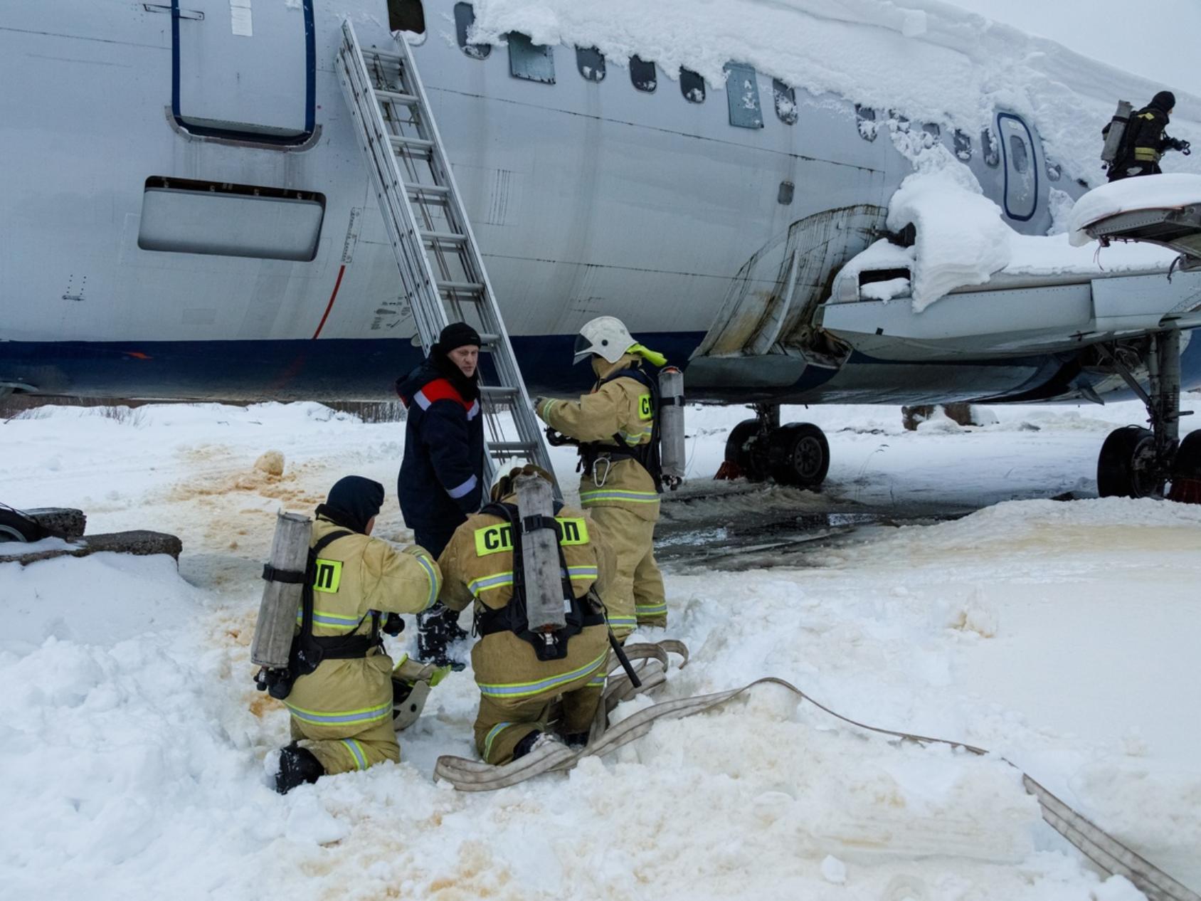 В аэропорту Архангельск спасатели отработали тушение пожара на воздушном  судне