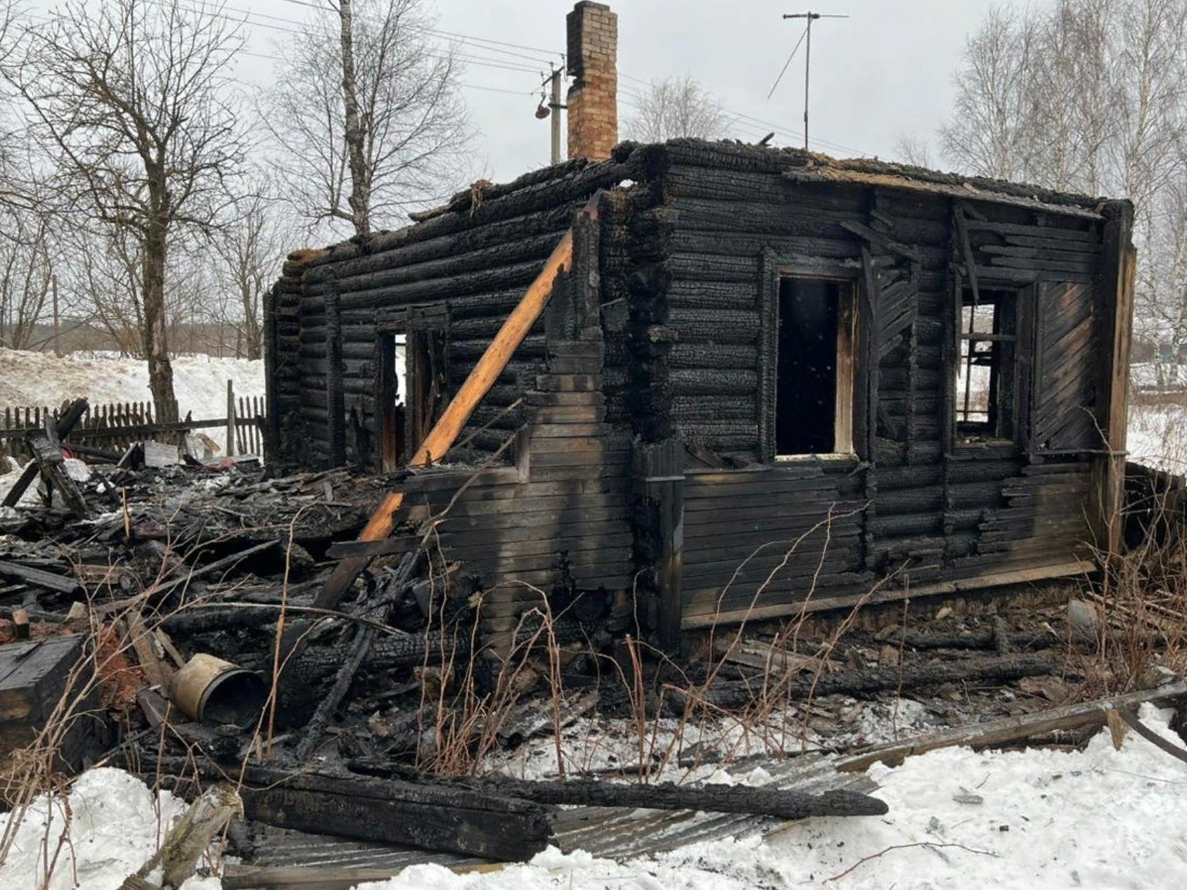 В Коношском районе после пожара в жилом доме обнаружены тела пенсионеров